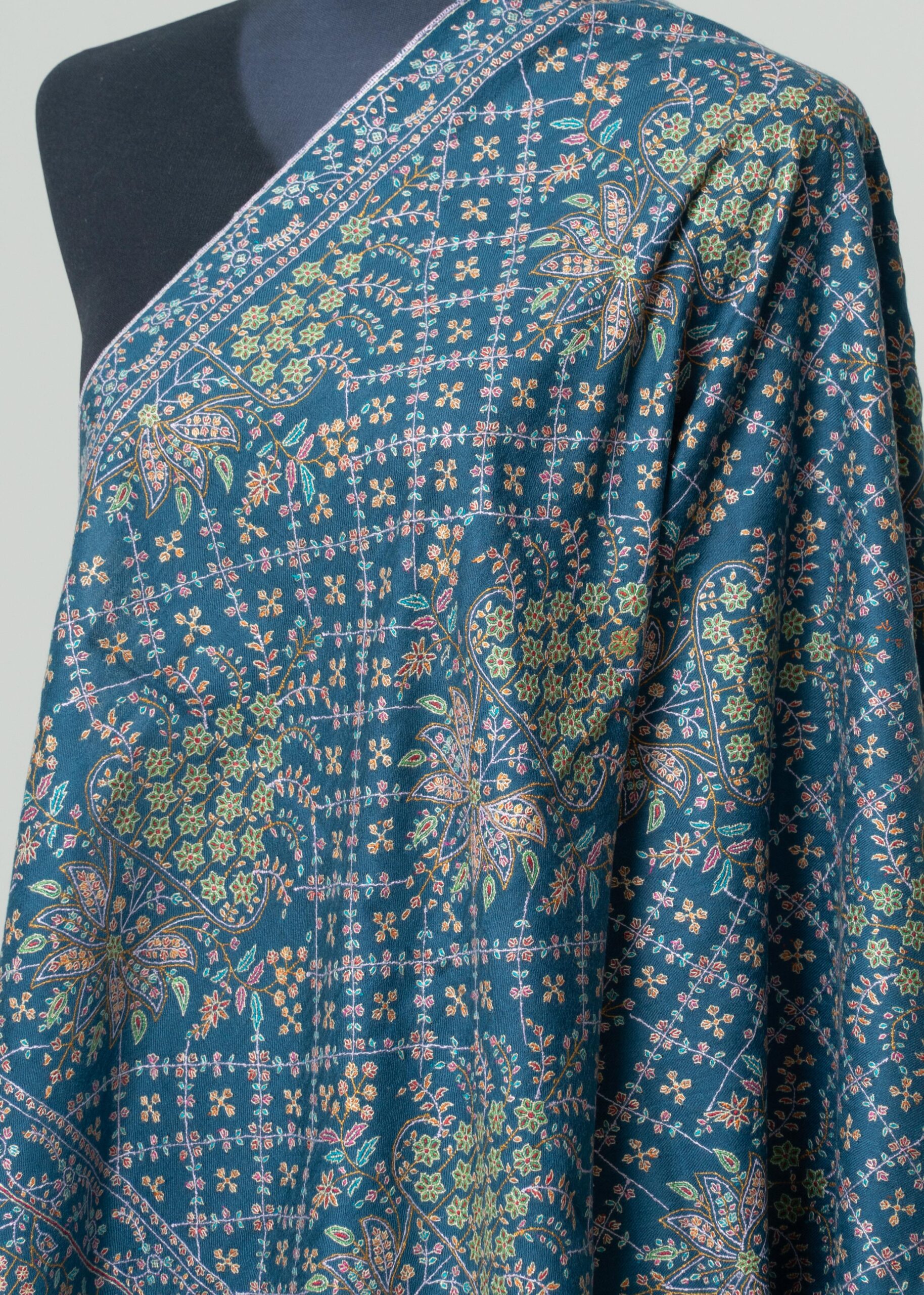 The Majestic Pashmina – Tradition in Motion - Image 2