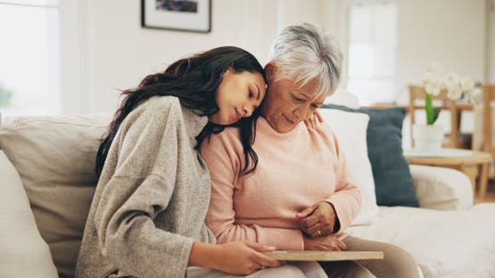 عالم الأسرة – دراسة: «الحوار» أفضل علاج للحزن وألم الفقد – الأخبار جديدنا – أخبارنا